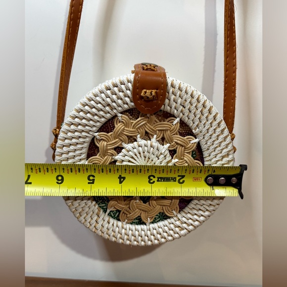 Boho round crossbody purse white & tan woven, EUC - Picture 4 of 11
